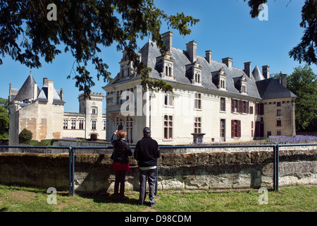 Ein paar Touristen anzeigen Château de Brézé in der Loire Vally, Frankreich Stockfoto