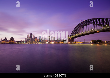 Sydney Harbour Brücke, Stadt und Opernhaus in der Dämmerung aufgenommen. Stockfoto