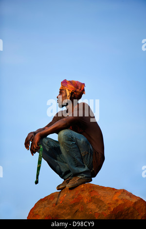 Junger Mann auf Felsen, Toubab Dialaw, Senegal, Afrika Stockfoto
