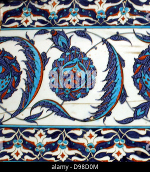 Fliesen aus der Türkei 1550-1600 1. Paar von Kacheln mit Pfingstrosen und gezackte Blätter. Die Türkei über 1550-1560. Fritware mit polychrome Unterglasurmalerei. 2. Satz von vier Kacheln mit Tulpen, prunus Sprays und gezackte Blätter. Die Türkei 1550-1600. Fritware, mit polychrome Unterglasurmalerei. Stockfoto