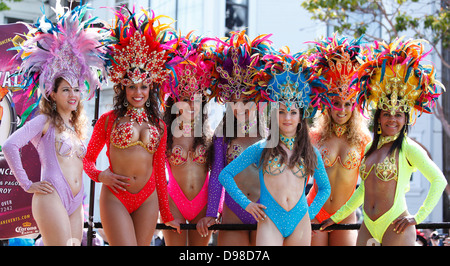 Bunte, hübsche Tänzerinnen mit Kopfschmuck während Carnaval in Misssion Bezirk, San Francisco, Kalifornien, USA. Stockfoto