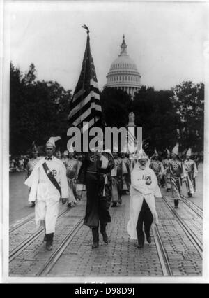 Parade der Ku Klux Klan, Insignien und Durchführung der Sterne und Streifen, durch Grafschaften von Virginia auf den Bezirk von Kolumbien, Amerika, 1926, grenzt. Stockfoto