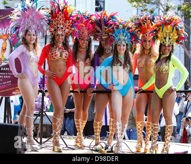 Bunte, hübsche Tänzerinnen mit Kopfschmuck während Carnaval in Misssion Bezirk, San Francisco, Kalifornien, USA. Stockfoto