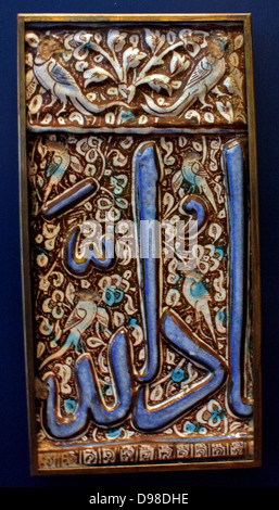 Kalligraphie. Quadratische Fliesen mit heiligen Namen, Iran, 1400-1500. Fritware, mit Dekoration in farbigen Glasuren. Es ist mit dem Namen von Allah, dem Propheten Mohammed und sein Schwiegersohn und Nachfolger Ali in eckigen kufischer Schrift eingeschrieben. Kalligraphie Panel möglicherweise von einem ehrenmal, Iran 1400-1500. Holz mit geschnitzten. Stockfoto