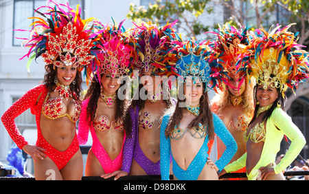 Bunte, hübsche Tänzerinnen mit Kopfschmuck während Carnaval in Misssion Bezirk, San Francisco, Kalifornien, USA. Stockfoto