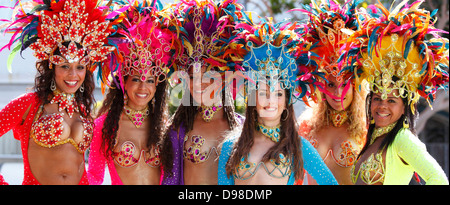 Bunte, hübsche Tänzerinnen mit Kopfschmuck während Carnaval in Misssion Bezirk, San Francisco, Kalifornien, USA. Stockfoto