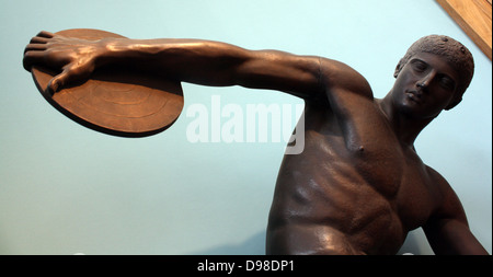 Diskobolos (Discus-Werfer) von Myron. Ein Athlet ist in einer straffen, memontary darstellen, über das Diskuswerfen - einer von fünf Veranstaltungen der Pentathlete aufgewickelt. Die Besetzung vereint eine kopflose Statue aus die Hadriansvilla bei Tivoli und der Kopf einer Statue in Rom gefunden. Eng von einer verlorenen bronze Victor statue Kopiert von der athenischen Bildhauer Myron, aktiven c 460-440 BC. Stockfoto