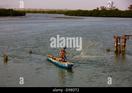 Senegal Afrika West Afrika Fadiouth Insel Fischer Netz mit Kanu (Einbaum) Stockfoto