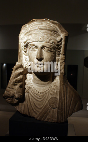 Kalkstein Büste. Eine verschleierte Frau in einem aufwendigen Kopf-Band, Ohrringe und Halskette aus Perlen. Aus einer Skulptur in einem Grab in Palmyra, Syrien, über AD 80-120 eingestellt. Der Frau Frisur nachahmt, römisch-kaiserlichen Porträts der Alter von Claudius und Nero (AD 41-68), aber der üppige Schmuck ist typisch für die Jahrhundertwende. Stockfoto