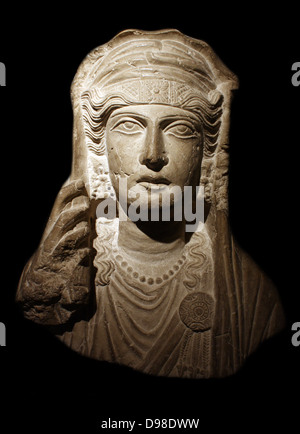 Kalkstein Büste. Eine verschleierte Frau in einem aufwendigen Kopf-Band, Ohrringe und Halskette aus Perlen. Aus einer Skulptur in einem Grab in Palmyra, Syrien, über AD 80-120 eingestellt. Der Frau Frisur nachahmt, römisch-kaiserlichen Porträts der Alter von Claudius und Nero (AD 41-68), aber der üppige Schmuck ist typisch für die Jahrhundertwende. Stockfoto