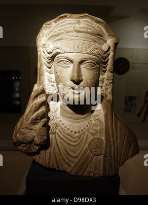 Kalkstein Büste. Eine verschleierte Frau in einem aufwendigen Kopf-Band, Ohrringe und Halskette aus Perlen. Aus einer Skulptur in einem Grab in Palmyra, Syrien, über AD 80-120 eingestellt. Der Frau Frisur nachahmt, römisch-kaiserlichen Porträts der Alter von Claudius und Nero (AD 41-68), aber der üppige Schmuck ist typisch für die Jahrhundertwende. Stockfoto