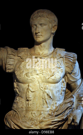 Kaiser Augustus. Von der Villa der Livia im Prima Porta, in der Nähe von Rom, C 20 v. Chr.. Augustus hebt seinen rechten Arm in der Geste eines allgemeinen Adressierung seiner Truppen. Den Mantel der militärischen Befehlshaber und Rüstung waren die markantesten aller Römischen macht Kostüme. Das Schild trägt eine aufwändige Allegorie auf die Rückkehr der Standards verloren die Parther 19 v. Chr. die Marmorstatue einmal hell gestrichen wurde. Stockfoto