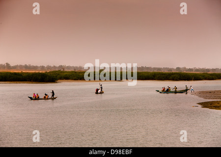 Senegal Afrika Westafrika Fadiouth Insel Fischer mit Kanu (Einbaum) Stockfoto