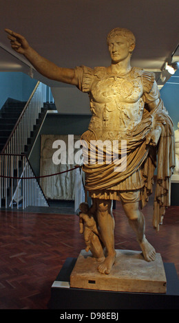 Kaiser Augustus. Von der Villa der Livia im Prima Porta, in der Nähe von Rom, C 20 v. Chr.. Augustus hebt seinen rechten Arm in der Geste eines allgemeinen Adressierung seiner Truppen. Den Mantel der militärischen Befehlshaber und Rüstung waren die markantesten aller Römischen macht Kostüme. Das Schild trägt eine aufwändige Allegorie auf die Rückkehr der Standards verloren die Parther 19 v. Chr. die Marmorstatue einmal hell gestrichen wurde. Stockfoto