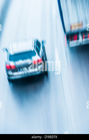 Bewegungsunschärfe von Pkw und LKW auf Autobahn in Stockholm, Schweden Stockfoto