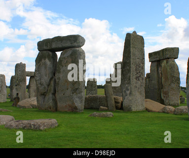 Stonehenge ist ein Prähistorisches Denkmal in der englischen Grafschaft Wiltshire, einer der berühmtesten Sehenswürdigkeiten der Welt entfernt. Es besteht aus erdarbeiten rund um ein Rundschreiben über große Steine. Es ist das Zentrum der dichtesten Komplex aus der Jungsteinzeit und der Bronzezeit Denkmäler in England, darunter mehrere hundert Beerdigung Mounts. Stockfoto