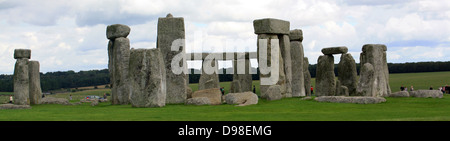 Stonehenge ist ein Prähistorisches Denkmal in der englischen Grafschaft Wiltshire, einer der berühmtesten Sehenswürdigkeiten der Welt entfernt. Es besteht aus erdarbeiten rund um ein Rundschreiben über große Steine. Es ist das Zentrum der dichtesten Komplex aus der Jungsteinzeit und der Bronzezeit Denkmäler in England, darunter mehrere hundert Beerdigung Mounts. Stockfoto