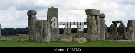 Stonehenge ist ein Prähistorisches Denkmal in der englischen Grafschaft Wiltshire, einer der berühmtesten Sehenswürdigkeiten der Welt entfernt. Es besteht aus erdarbeiten rund um ein Rundschreiben über große Steine. Es ist das Zentrum der dichtesten Komplex aus der Jungsteinzeit und der Bronzezeit Denkmäler in England, darunter mehrere hundert Beerdigung Mounts. Stockfoto