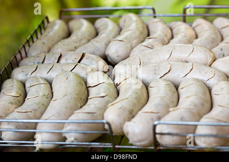 Bayerische Weißwürste auf dem Grill zum Grillen auf Picknick Stockfoto