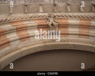 (Detail) architektonische Besonderheit an der Fassade des Dogenpalastes in Venedig, Italien. Der Palast war die Residenz des Dogen von Stockfoto