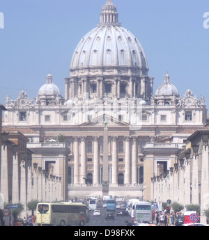 Die päpstliche Basilika des Heiligen Peterislocated innerhalb der Vatikanstadt. Basilika St. Peter hat die größte der Christlichen Kirche in der Welt. In der Römisch-katholischen Tradition, die Basilika ist die Grabstätte von seinem namensvetter Saint Peter, der als einer der Zwölf Apostel Jesu und, nach der Tradition, der erste Bischof von Rom und damit die erste in der Reihe der päpstlichen Nachfolge. Bau der heutigen Basilika, die über dem alten konstantinischen Basilika, begann am 18. April 1506 und wurde am 18. November 1626 abgeschlossen. Stockfoto