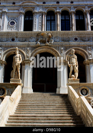 (Detail) architektonische Besonderheit aus dem Dogenpalast in Venedig, Italien. Der Palast war die Residenz des Dogen von Venedig, der Stockfoto