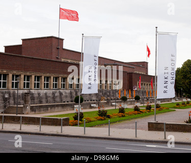 Das NRW-Forum Museumsgebäude in Düsseldorf Deutschland Werbung auf Fahnen Showoff Ausstellung vom britischen Fotografen Rankin. Stockfoto