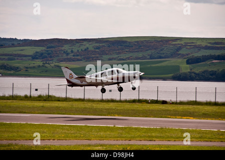 Schatten Sie auf dem Laufsteg als die Tayside Aviation G-BXOJ Training Flugzeug vom Flughafen Dundee, UK startet Stockfoto