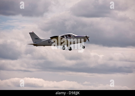 Tayside Aviation Piper PA-28 Warrior G-BIIT Flugzeuge abheben aus Dundee Airport, UK Stockfoto