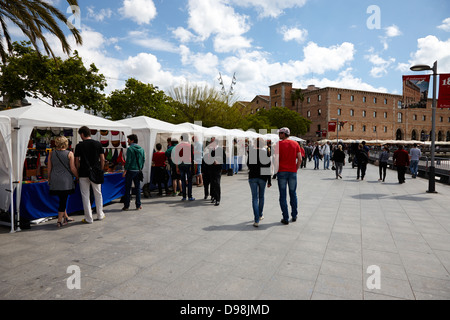 Handwerk Ständen auf Carrer del Buegeleisen Barcelona Katalonien Spanien Stockfoto