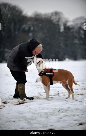 John Evans seinen Hund im Schnee in Pontcanna, Cardiff. Stockfoto