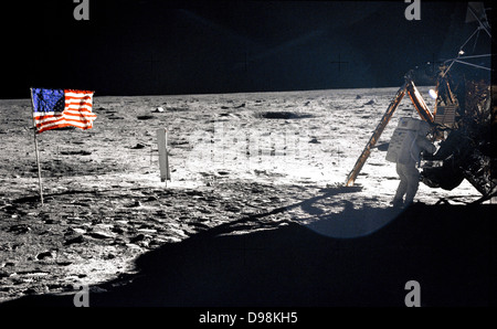 Astronaut Neil A Armstrong, Apollo ll mission Commander, modulare Anlagen Lagerung Montage (MESA) der Mondlandefähre "Eagle" auf dem historischen ersten Extra Vehicular Activity (EVA) auf der Mondoberfläche. Astronaut Edwin E. Aldrin Jr. nahm das Foto mit einer Hasselblad mit 70-mm-Kamera. Die meisten Fotos von der Apollo 11 Mission zeigen Buzz Aldrin. Dies ist einer der Wenigen, die zeigen, Neil Armstrong vom 20. Juli 1969 Stockfoto