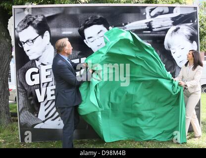 Berlin, Deutschland. 14. Juni 2013. Top candidated von Bündnis 90/die grünen, Katrin Göring-Eckardt und Juergen Trittin, enthüllen ein Wahlplakat außerhalb der Parteizentrale in Berlin, Deutschland, 14. Juni 2013. Das Plakat wurde enthüllt 100 Tage vor den Bundestagswahlen in Deutschland. Foto: STEPHANIE PILICK/Dpa/Alamy Live News Stockfoto