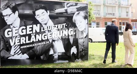 Berlin, Deutschland. 14. Juni 2013. Top candidated von Bündnis 90/die grünen, Katrin Göring-Eckardt und Juergen Trittin, enthüllen ein Wahlplakat außerhalb der Parteizentrale in Berlin, Deutschland, 14. Juni 2013. Das Plakat wurde enthüllt 100 Tage vor den Bundestagswahlen in Deutschland. Foto: STEPHANIE PILICK/Dpa/Alamy Live News Stockfoto