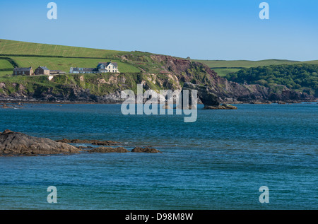 Thurlestone, Devon, England. 3. Juni 2013. Blick auf die Thurlestone Felsen, Strände und Süden Milton Sands. Stockfoto