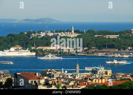 ISTANBUL, TÜRKEI. Ein Blick über das Goldene Horn, Topkapi-Palast, Gulhane Park und das Meer von Marmara. Stockfoto