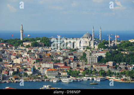 ISTANBUL, TÜRKEI. Ein Blick über die Golden Horn an der Beyazit-Feuerturm (links) und der Süleymaniye-Moschee (rechts). Stockfoto