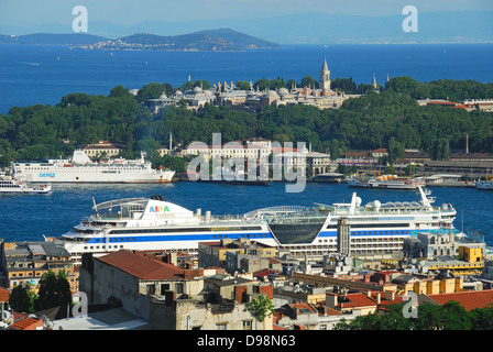 ISTANBUL, TÜRKEI. Ein Blick über das Goldene Horn, Topkapi-Palast, Gulhane Park und das Meer von Marmara. Stockfoto