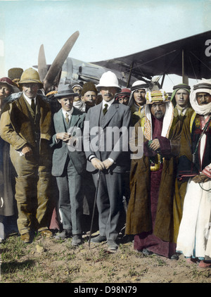 Auf dem Flugplatz in Amman, Jordanien, April 1921: T E Lawrence, Sir Herbert Samuel (britische Hochkommissar Palästinas), Emir Abdullah. Frau ganz links, evtl. Gertrude Bell. Sheik Majid Pasha el Adwan, ganz rechts. Stockfoto