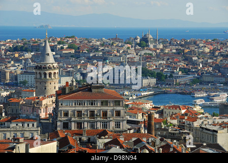 ISTANBUL, TÜRKEI. Einen erhöhten Blick auf Beyoglu gegenüber der historischen Basarviertel der alten Stadt. Stockfoto