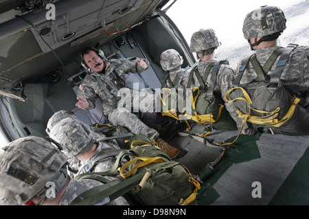 Gemeinsame Basis Elmendorf-Richardson, ALASKA – Sgt. 1. Klasse Raymond Lewandowski (Mitte), Headquarters und Headquarters Company, 1 s Stockfoto