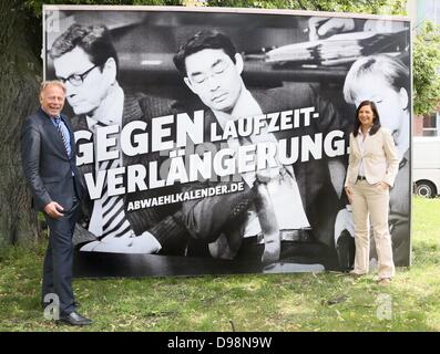 Berlin, Deutschland. 14. Juni 2013. Top candidated von Bündnis 90/die grünen, Katrin Göring-Eckardt und Juergen Trittin, enthüllen ein Wahlplakat außerhalb der Parteizentrale in Berlin, Deutschland, 14. Juni 2013. Das Plakat wurde enthüllt 100 Tage vor den Bundestagswahlen in Deutschland. Foto: STEPHANIE PILICK/Dpa/Alamy Live News Stockfoto