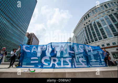 London, UK. 14. Juni 2013. UK Uncut teamed oben mit "sie Schulden uns" zurückfordern und verwandeln den Raum von Canary Wharf. Die Aktion fällt mit dem G8-Gipfel. Sie weisen darauf hin, dass "David Cameron verspricht gegen den Hunger – während eine halbe million Menschen im Vereinigten Königreich auf Lebensmittelhilfen angewiesen. Und dass er Versprechen, einen Riegel vorschieben auf Steuerhinterziehung – ohne wirkliche Änderungen.  Freitag, 14. Juni, Jubilee Plaza, Canary Wharf, London, Uk. Bildnachweis: Guy Bell/Alamy Live-Nachrichten Stockfoto