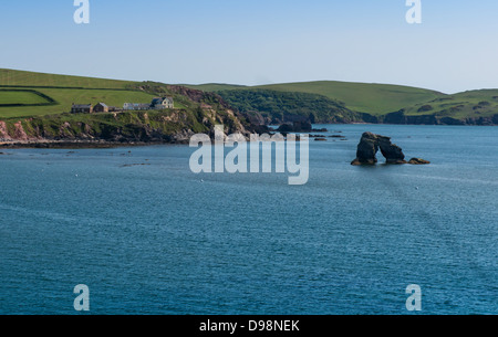 Thurlestone, Devon, England. 3. Juni 2013. Blick auf die Thurlestone Felsen, Strände und Süden Milton Sands. Stockfoto