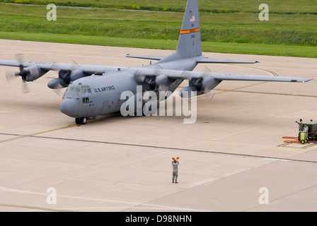 Ein Illinois Air National Guard-Hercules C - 130H 3 kommt zum Stillstand am 182. Airlift Wing Vorfeld 2. Juni 2013, in Peoria, Illinois Der Militärtransporter nahm in einem seltenen sieben-Schiff Taxi, in dem sieben Flugzeuge von der Air National Guard base flog Stockfoto