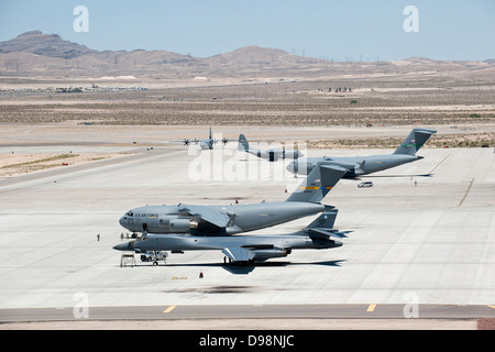 Mehrere c-17 Globemaster III, c-130 Hercules und ein b-1 Lancer-Park auf der Flightline 31. Mai 2013, am Nellis Air Force Base, Nevada Die c-17 und c-130 s beteiligte sich an der gemeinsamen gewaltsame Eintrag Übung, die Luft fallen, Personal und Ausrüstung praktiziert Stockfoto