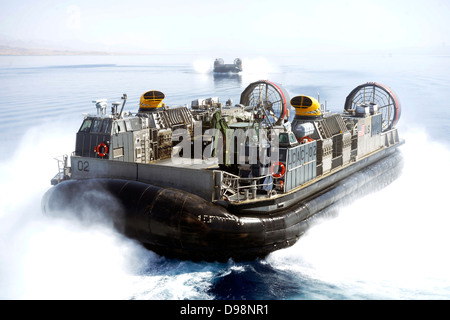 Golf von AQABA (6. Juni 2013) Landungsboote Luftkissen (STERNS) von Assault Craft Einheit (ACU) 4 Operationen auf See während der amphibischen Transportschiff der Dock USS San Antonio (LPD-17) zugeordnet. San Antonio ist als Teil der Kearsarge Amphib bereitgestellt. Stockfoto