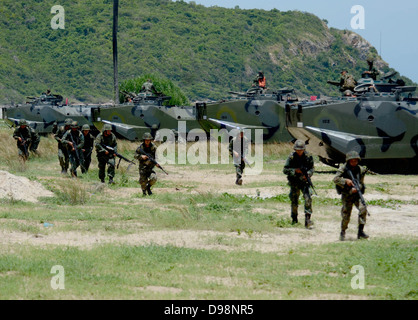 HAT YAO BEACH, Thailand (9. Juni 2013) Royal Thai Marines amphibischen Angriff training mit US-Marines zugewiesen Durchführung die Stockfoto