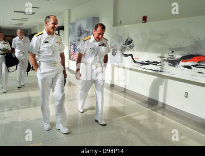 WASHINGTON (6. Juni 2013) Chief of Naval Operations (CNO) ADM Jonathan Greenert trifft sich mit ersten Sea Lord Admiral Sir George Zambellas während Vereinigte Staaten und Vereinigtes Königreich Stabsgespräche an der National Defense University. Einer und Zambellas zusammen mit 30 o Stockfoto