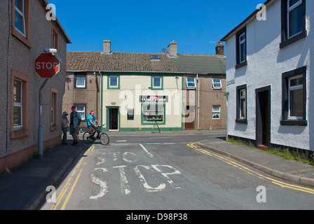 Zwei Wanderer und Radfahrer im Dorf Cleator, West Cumbria, England UK Stockfoto